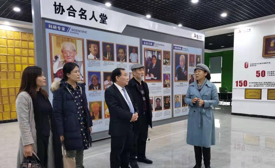 AG真人国际生物集团总裁陈彥竹向陈光平先生一行介绍AG真人国际32年来企业的发展